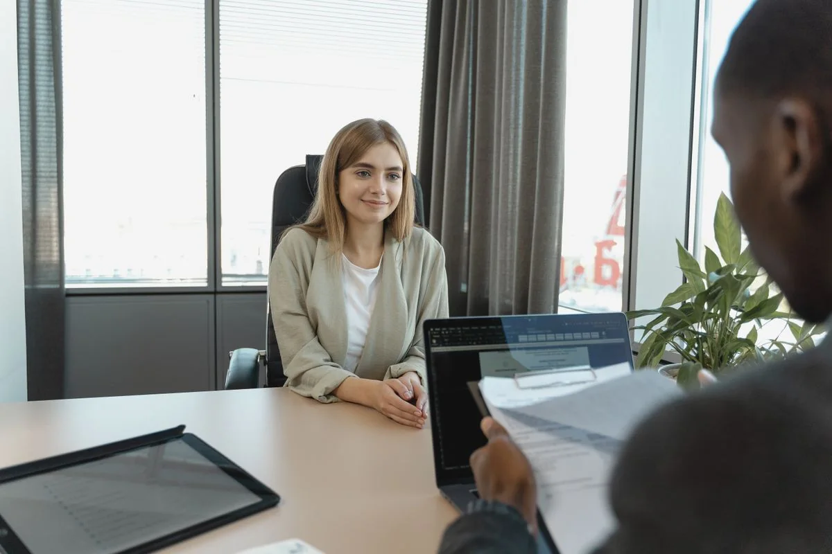 Profissional participando de uma entrevista de emprego